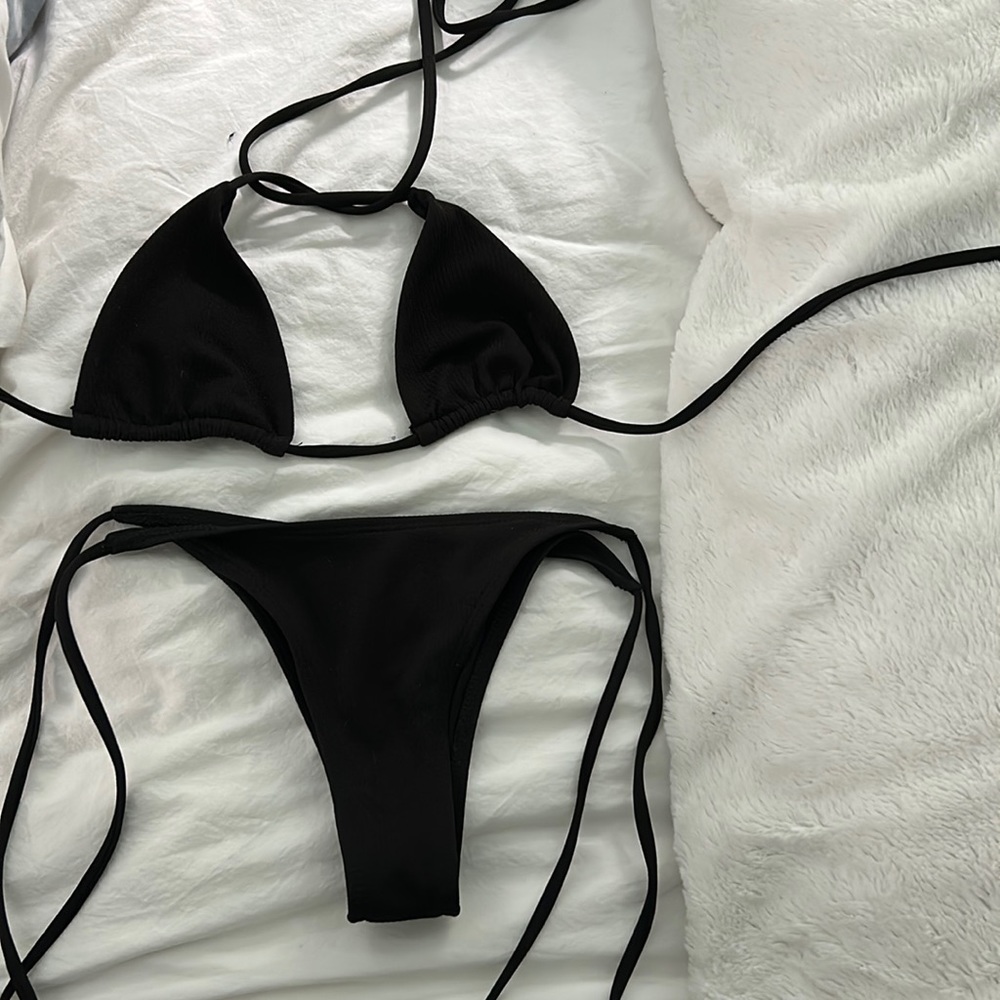 Black bikini